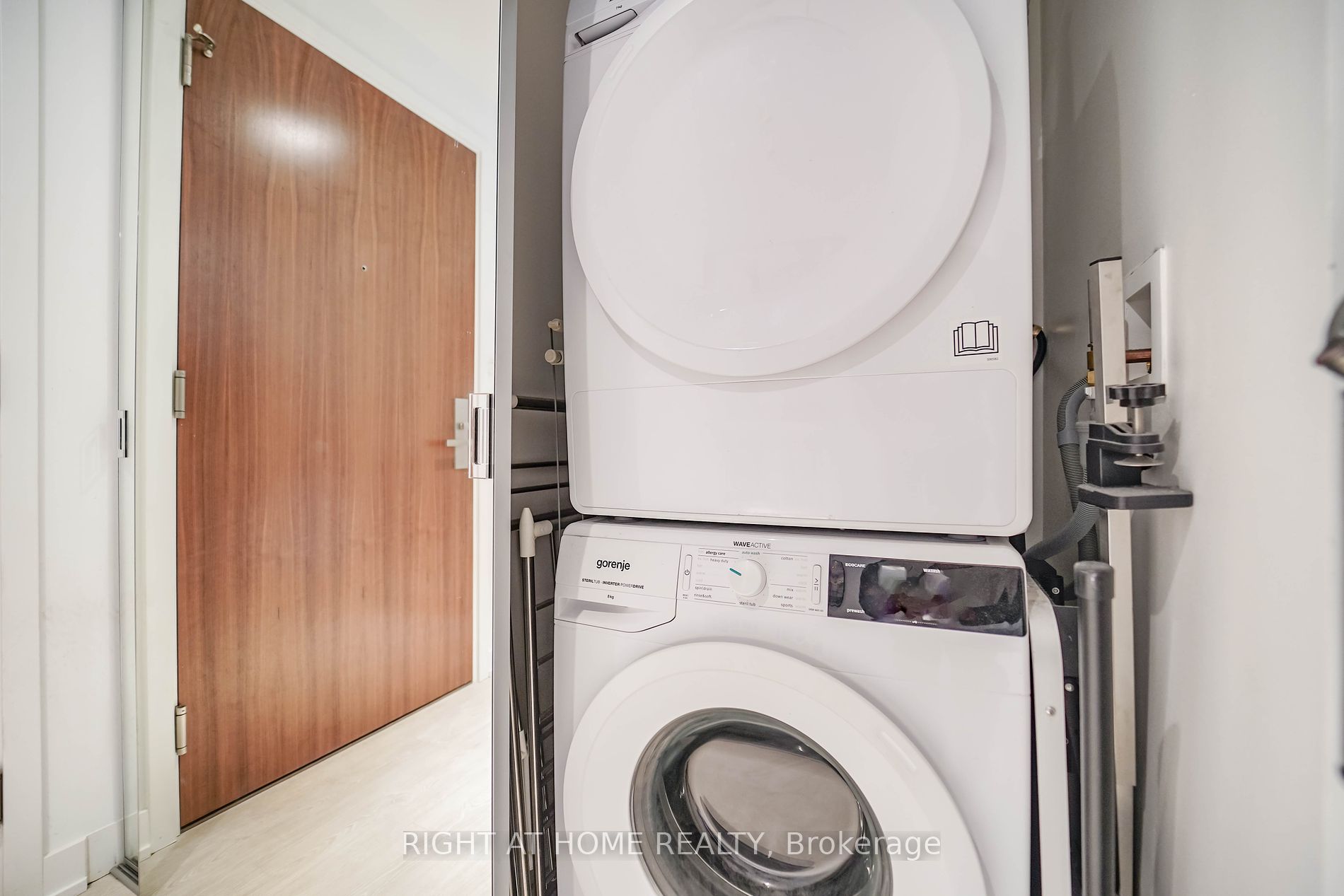 15 Queens Quay E, #707