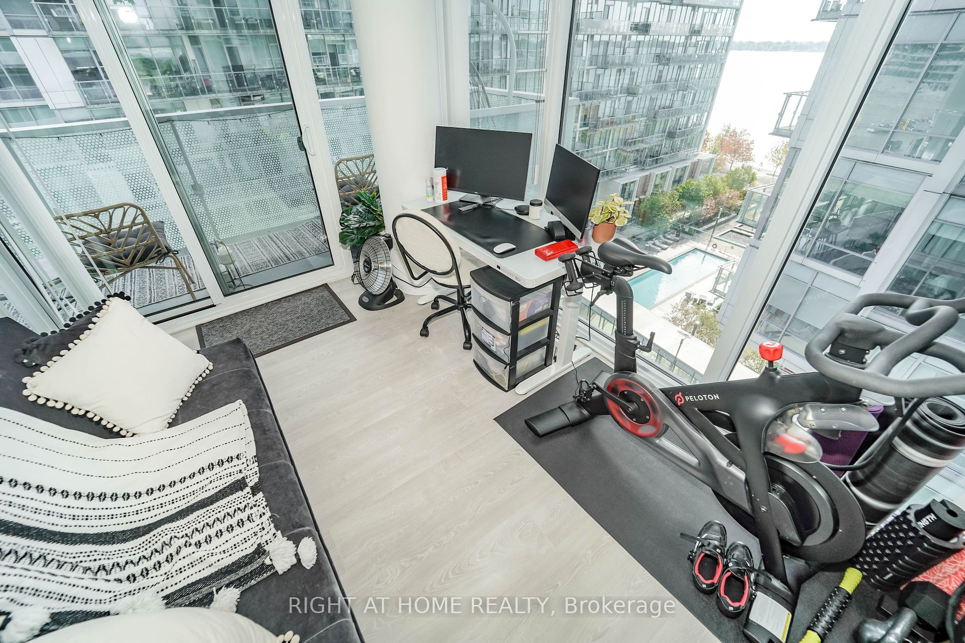 15 Queens Quay E, #707