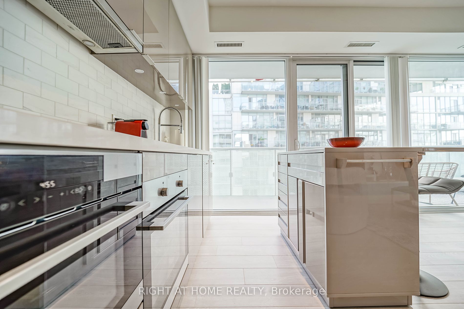 15 Queens Quay E, #707
