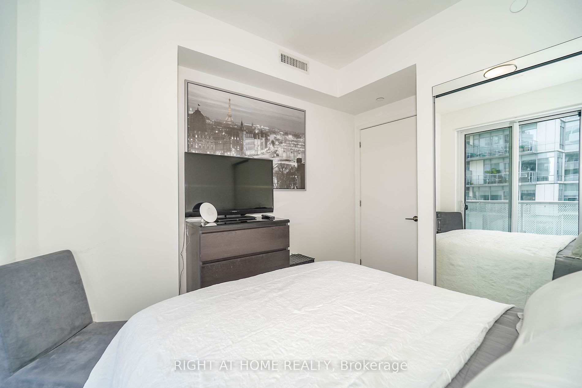 15 Queens Quay E, #707