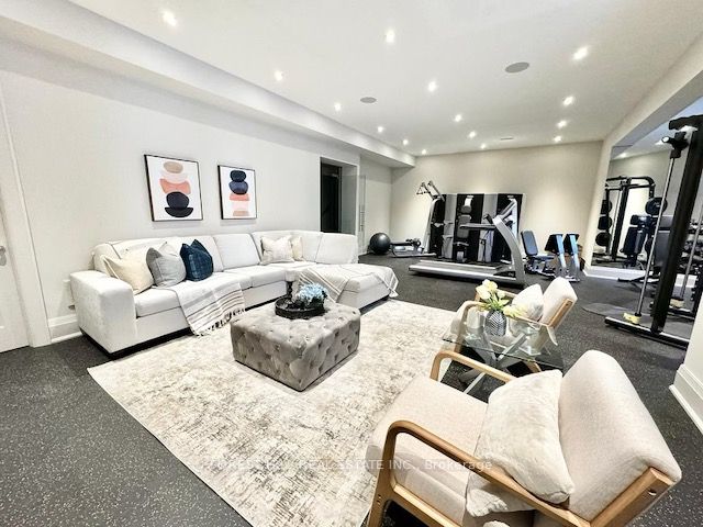 15 Vesta Dr