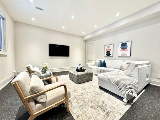 15 Vesta Dr