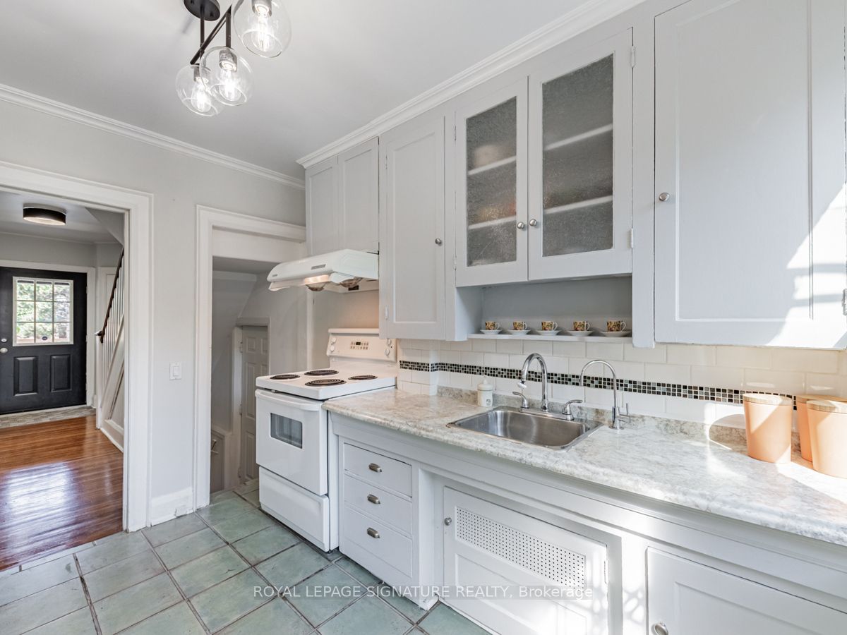 89 Lawrence Ave W