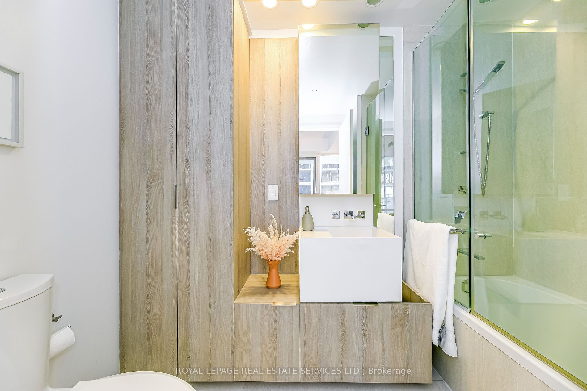 1 Bloor St E, #3309
