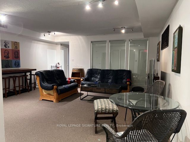 208 Carlton Street #Lower