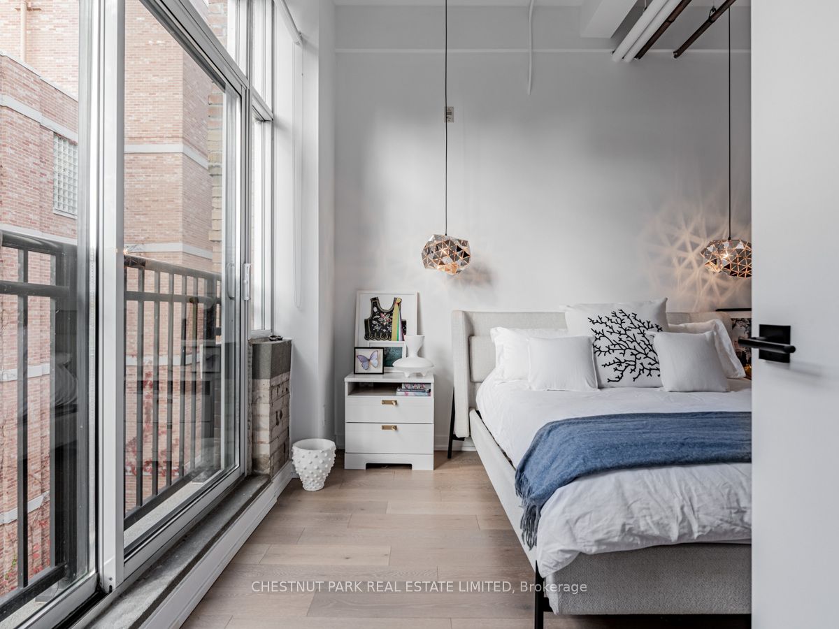 955 Queen St W, #526
