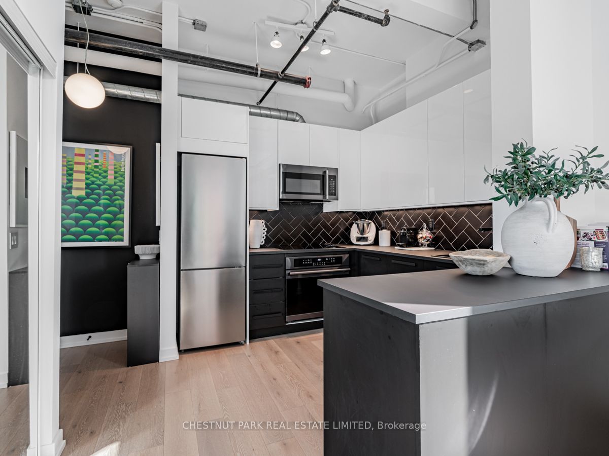 955 Queen St W, #526