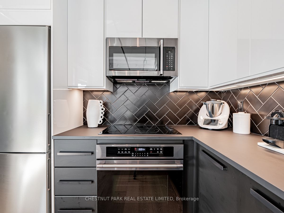 955 Queen St W, #526