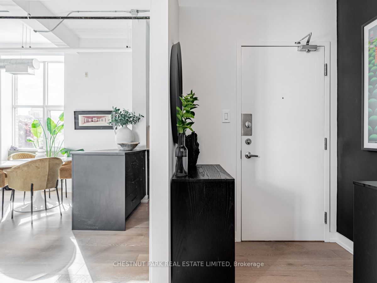 955 Queen St W, #526