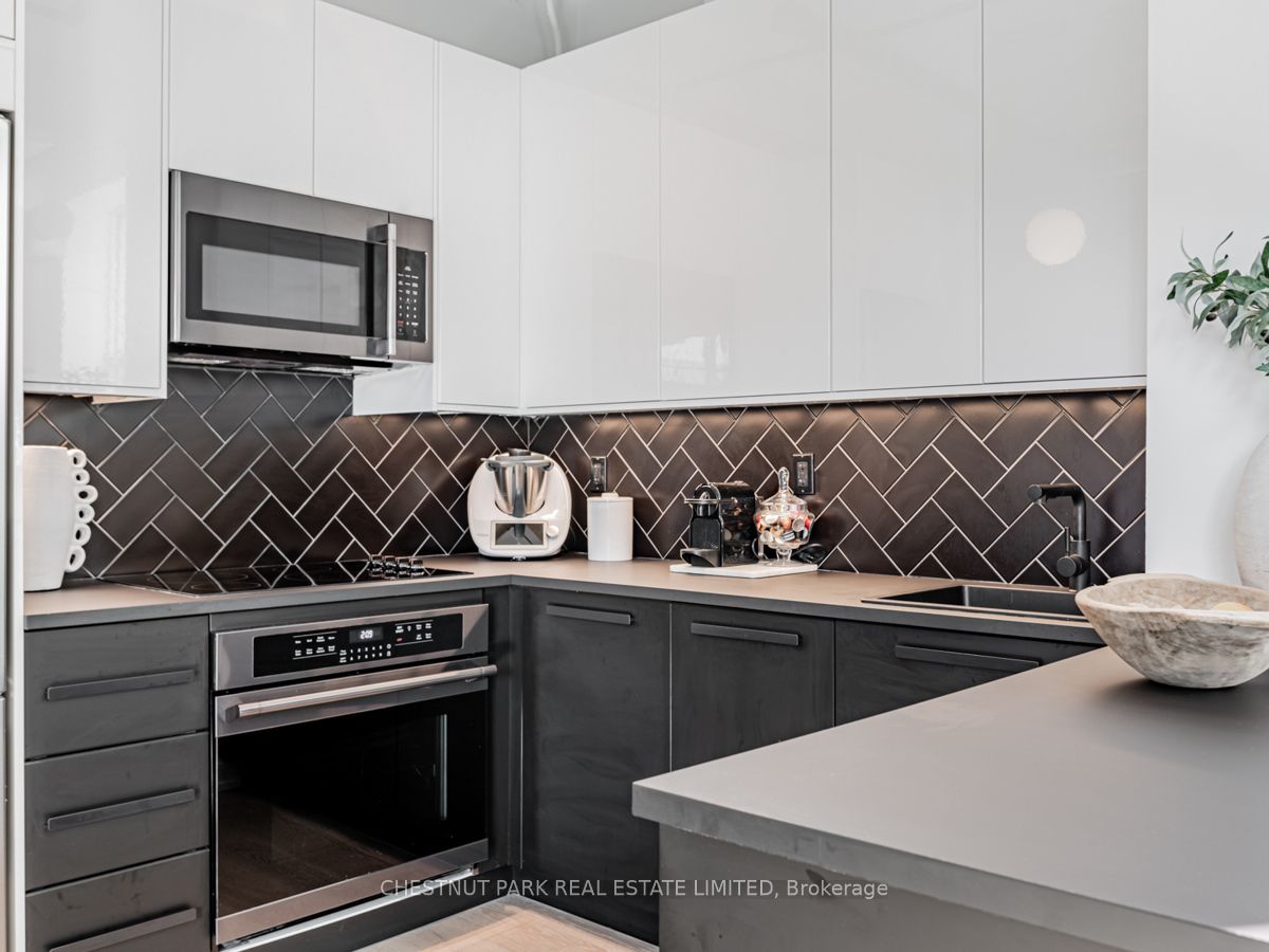 955 Queen St W, #526