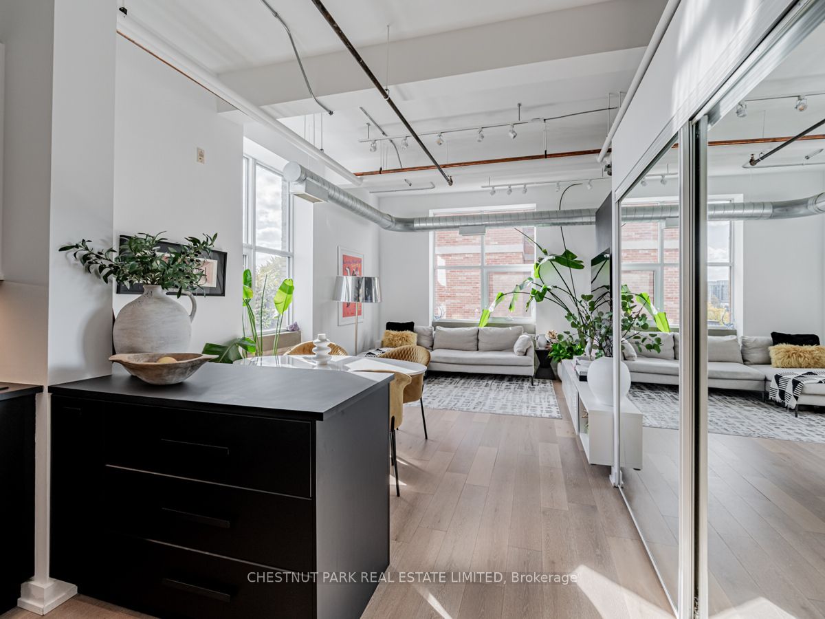 955 Queen St W, #526