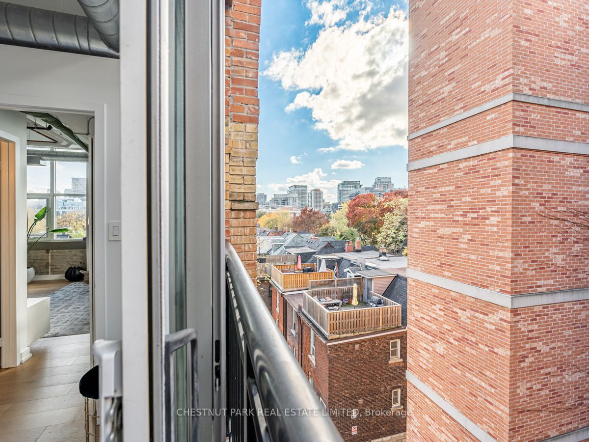 955 Queen St W, #526