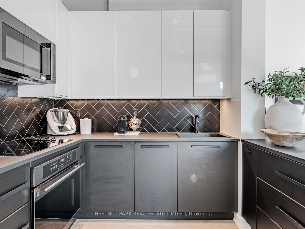 955 Queen St W, #526
