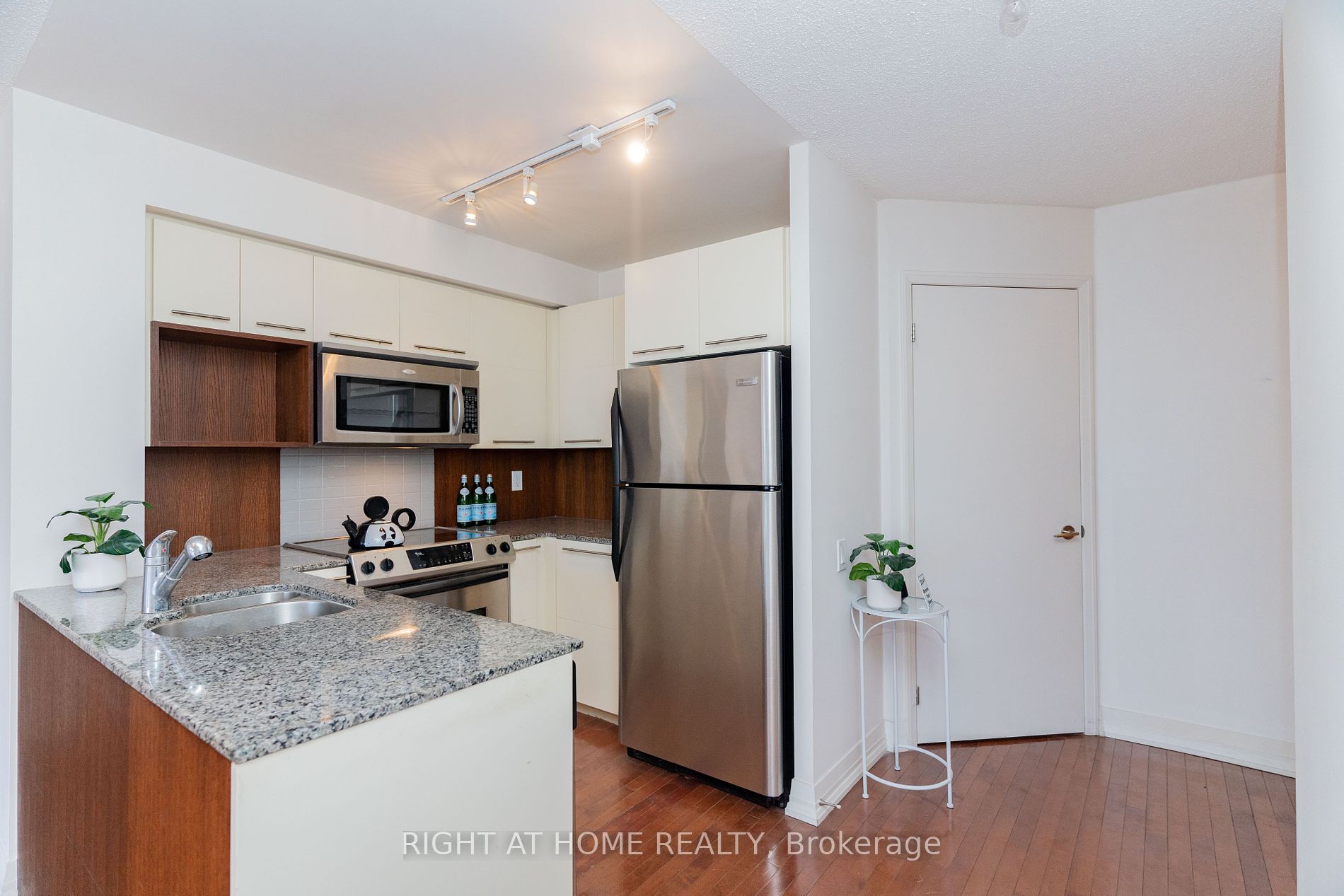 21 Carlton St, #1010