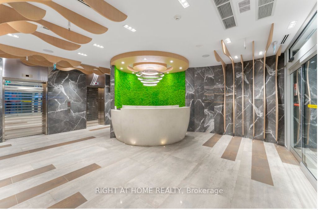 21 Carlton St, #1010