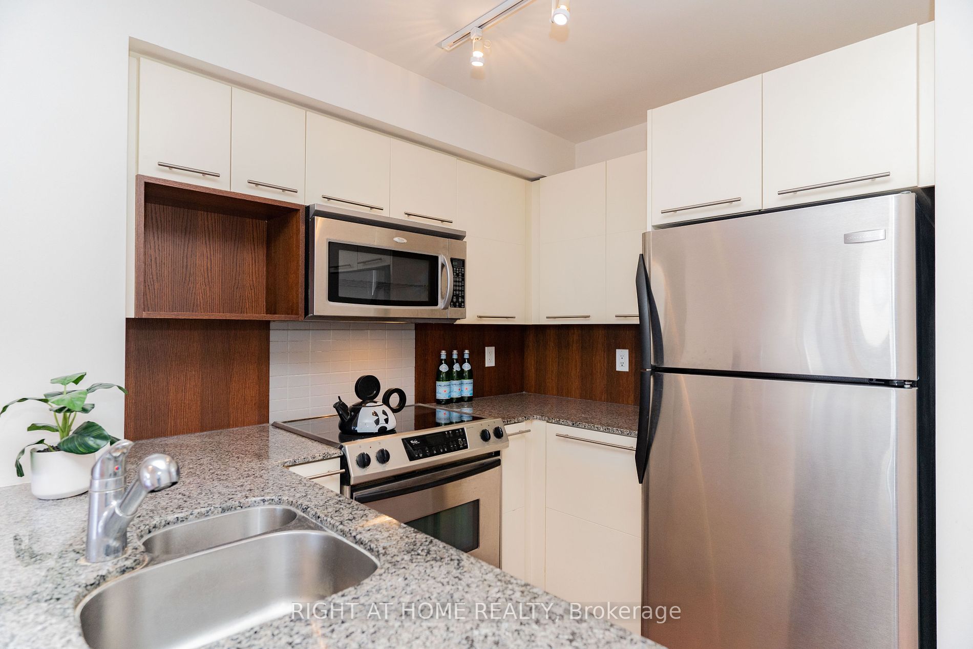 21 Carlton St, #1010