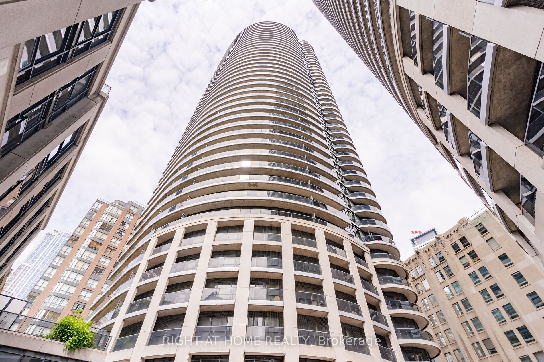 21 Carlton St, #1010