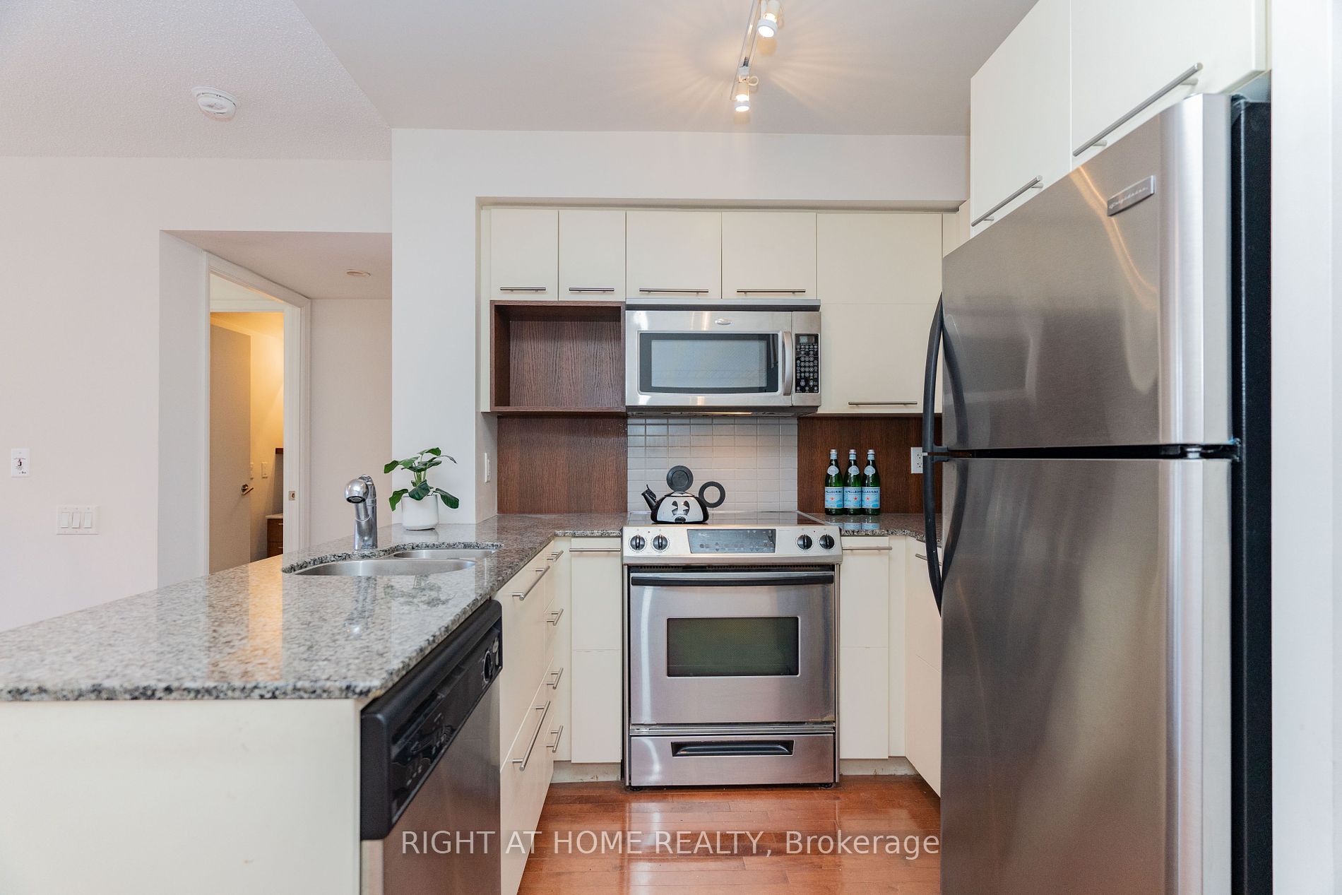 21 Carlton St, #1010