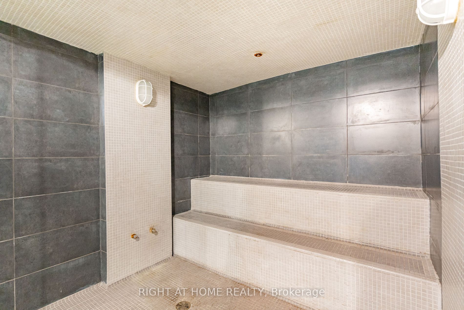 21 Carlton St, #1010