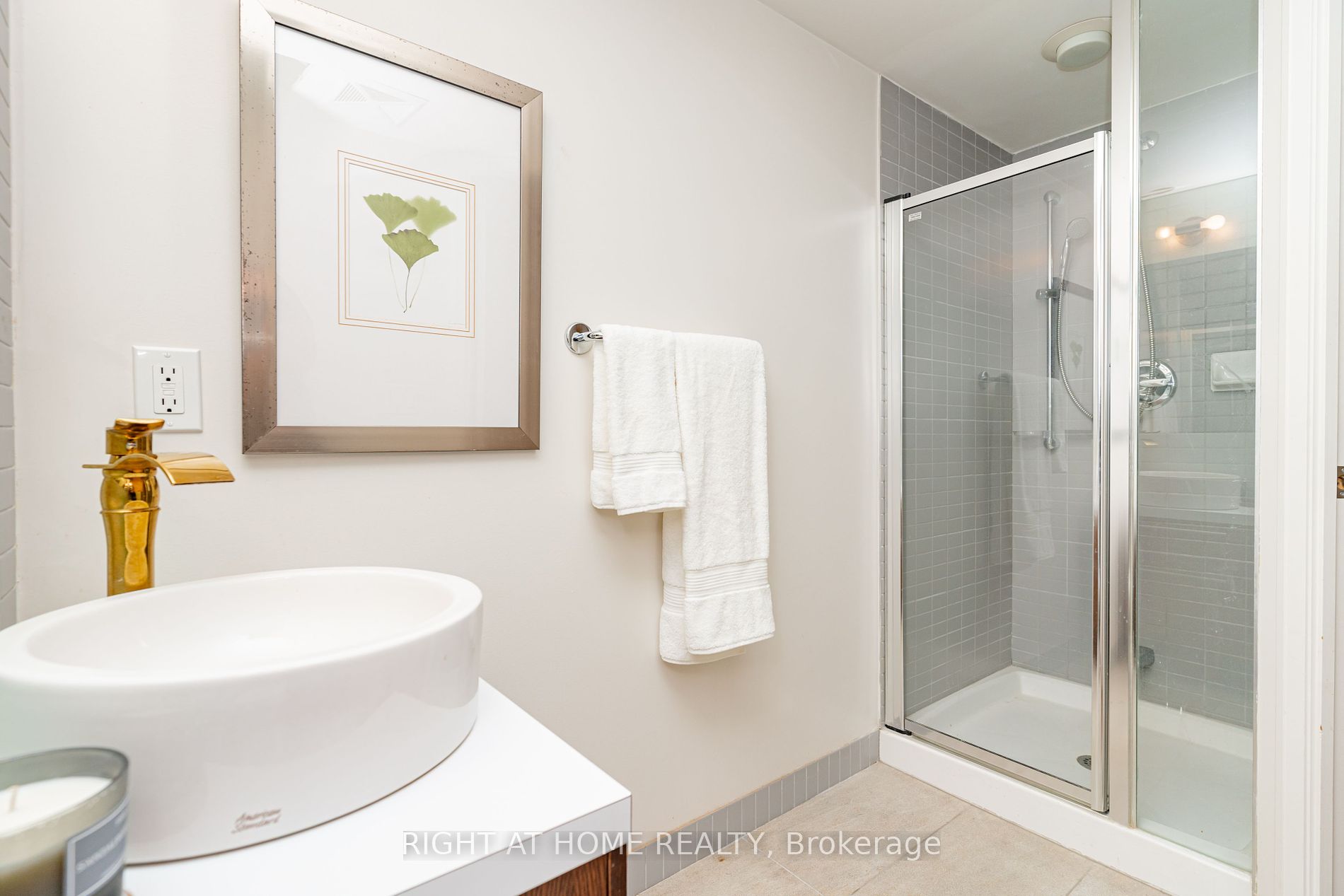 21 Carlton St, #1010