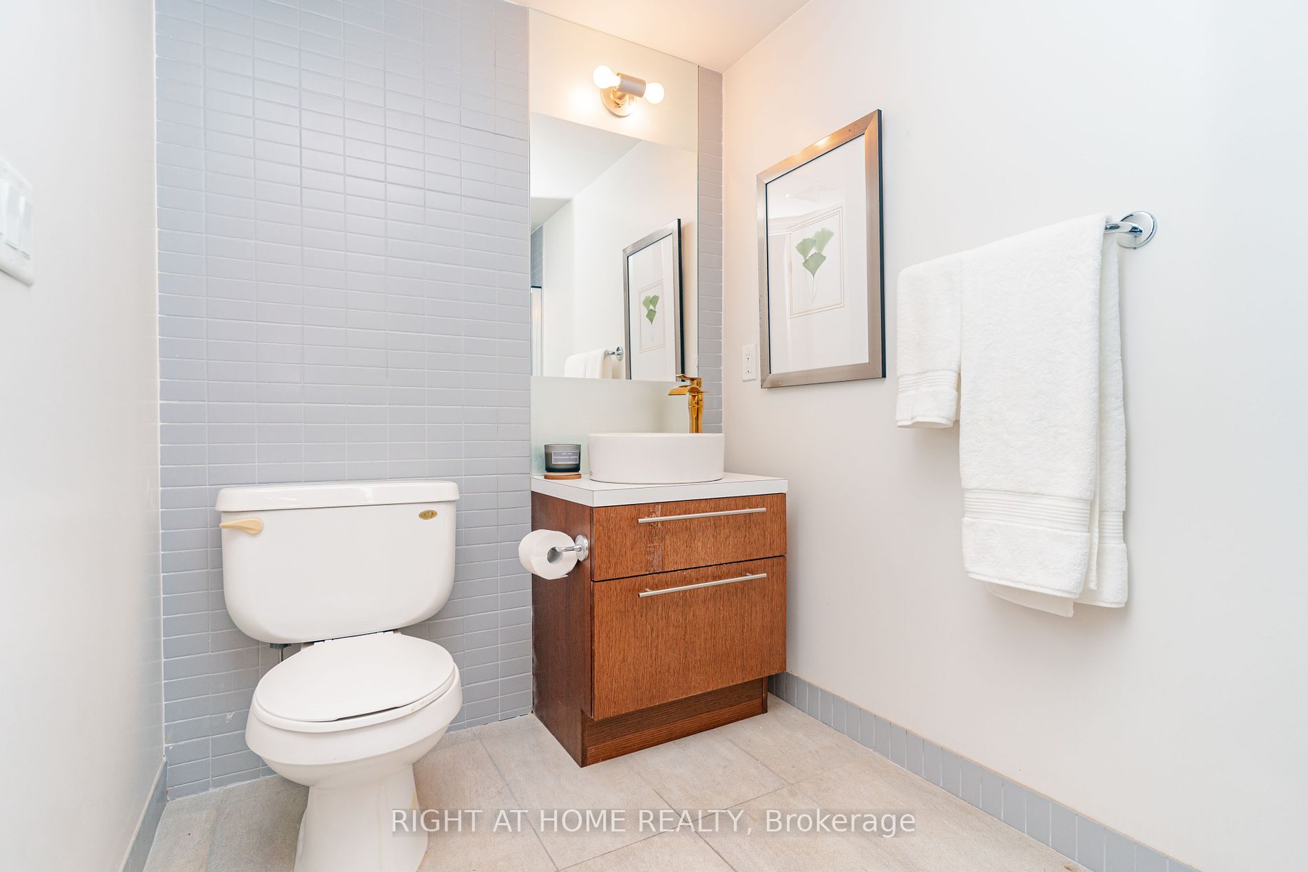 21 Carlton St, #1010