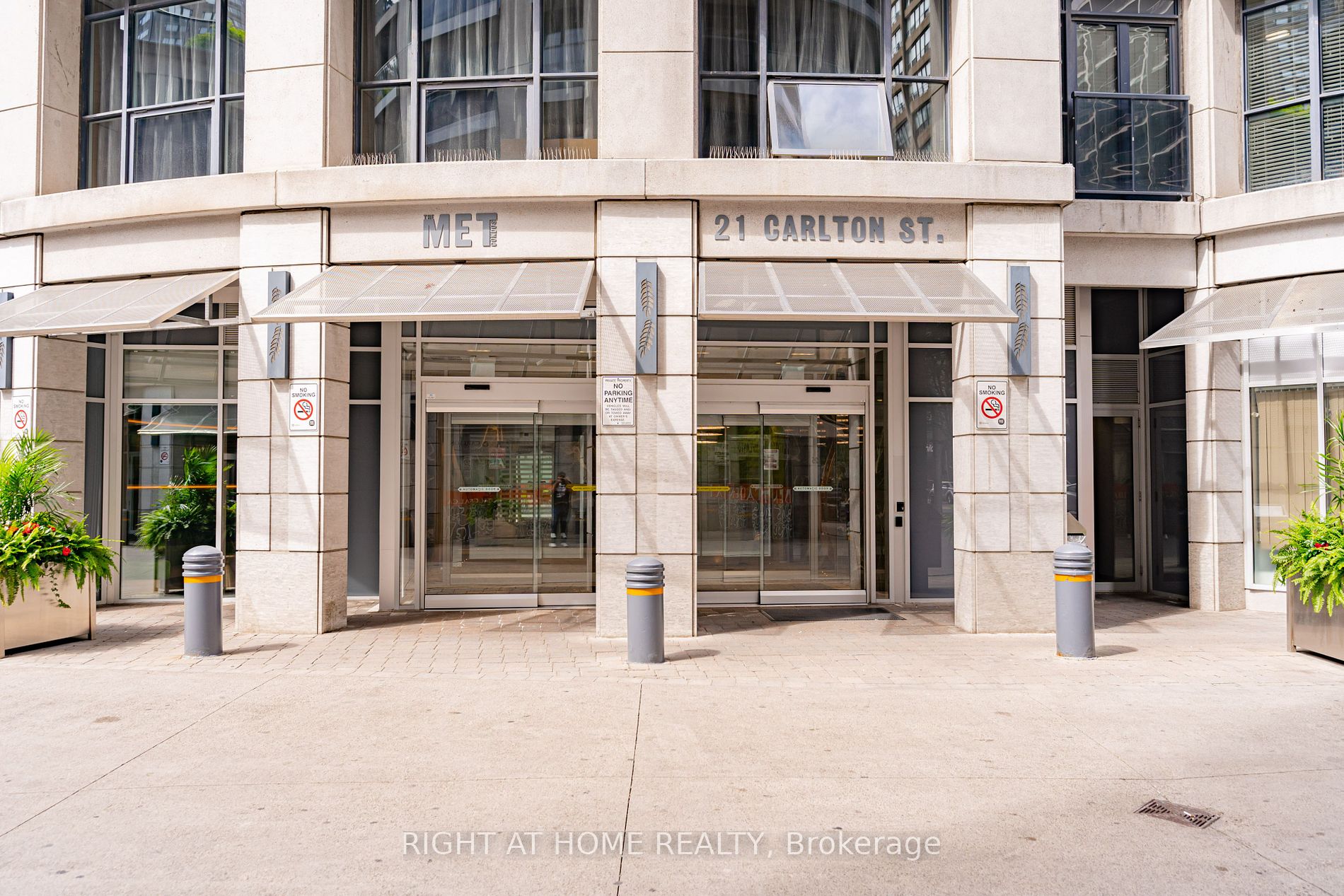 21 Carlton St, #1010