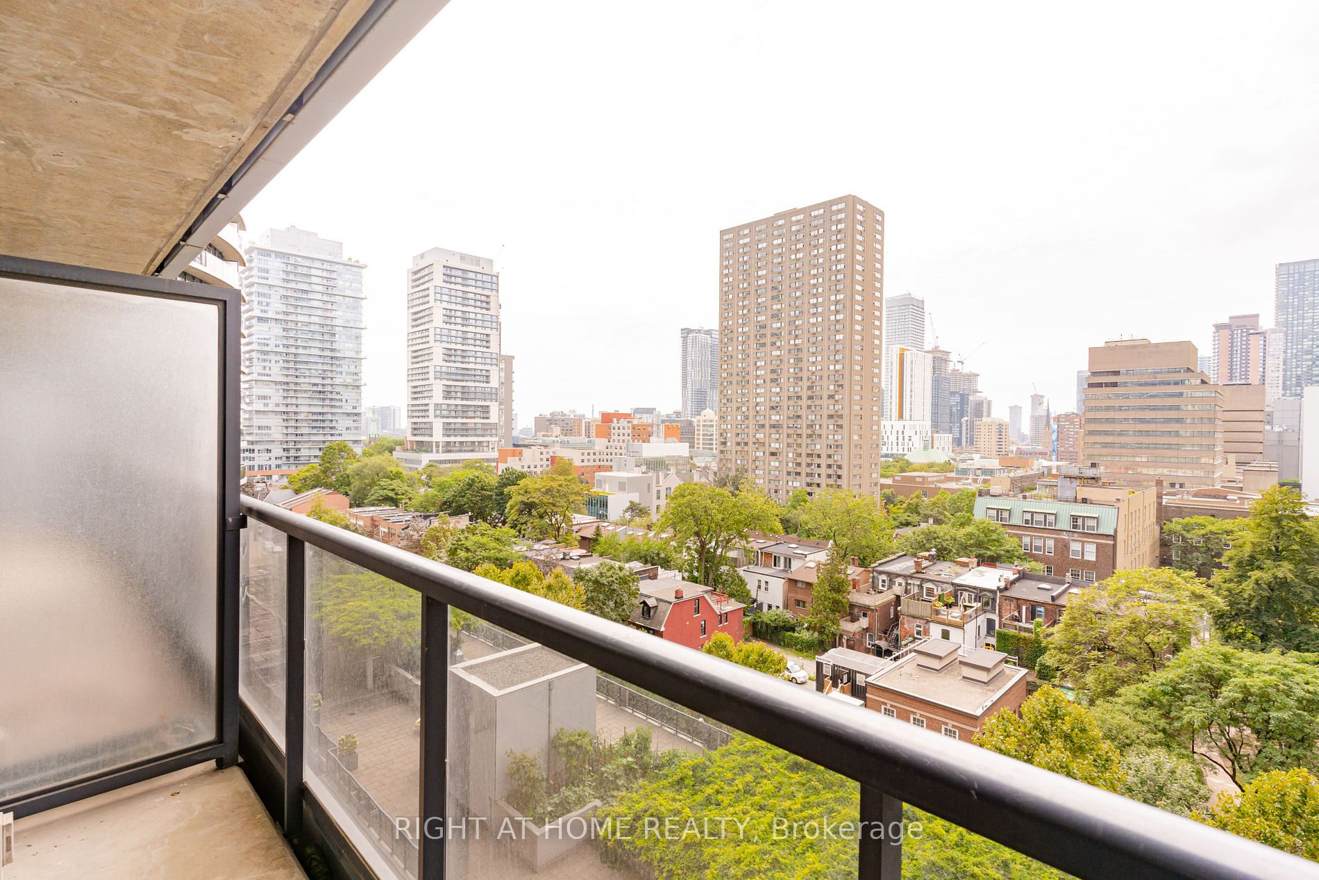 21 Carlton St, #1010