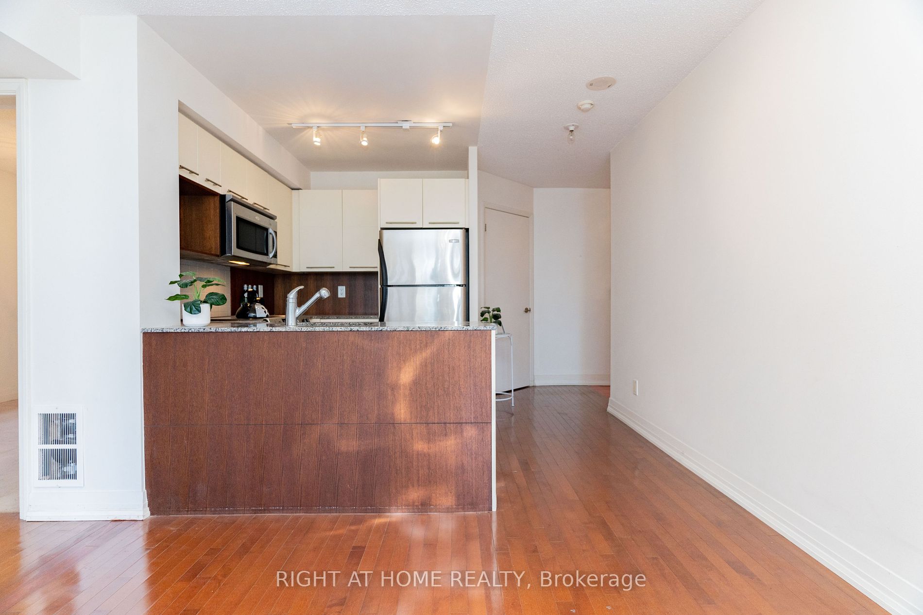21 Carlton St, #1010