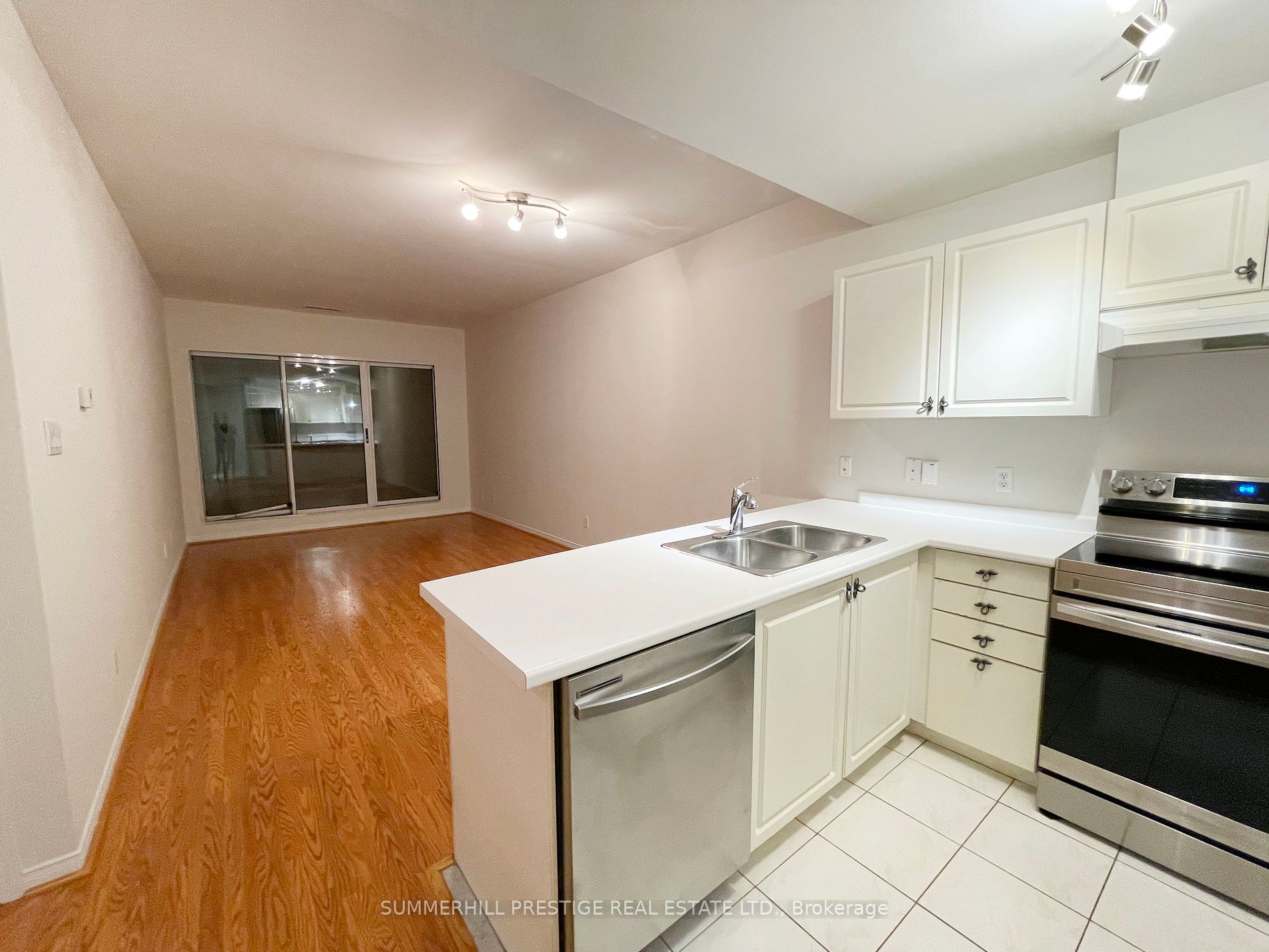 600 Eglinton Avenue E, #102