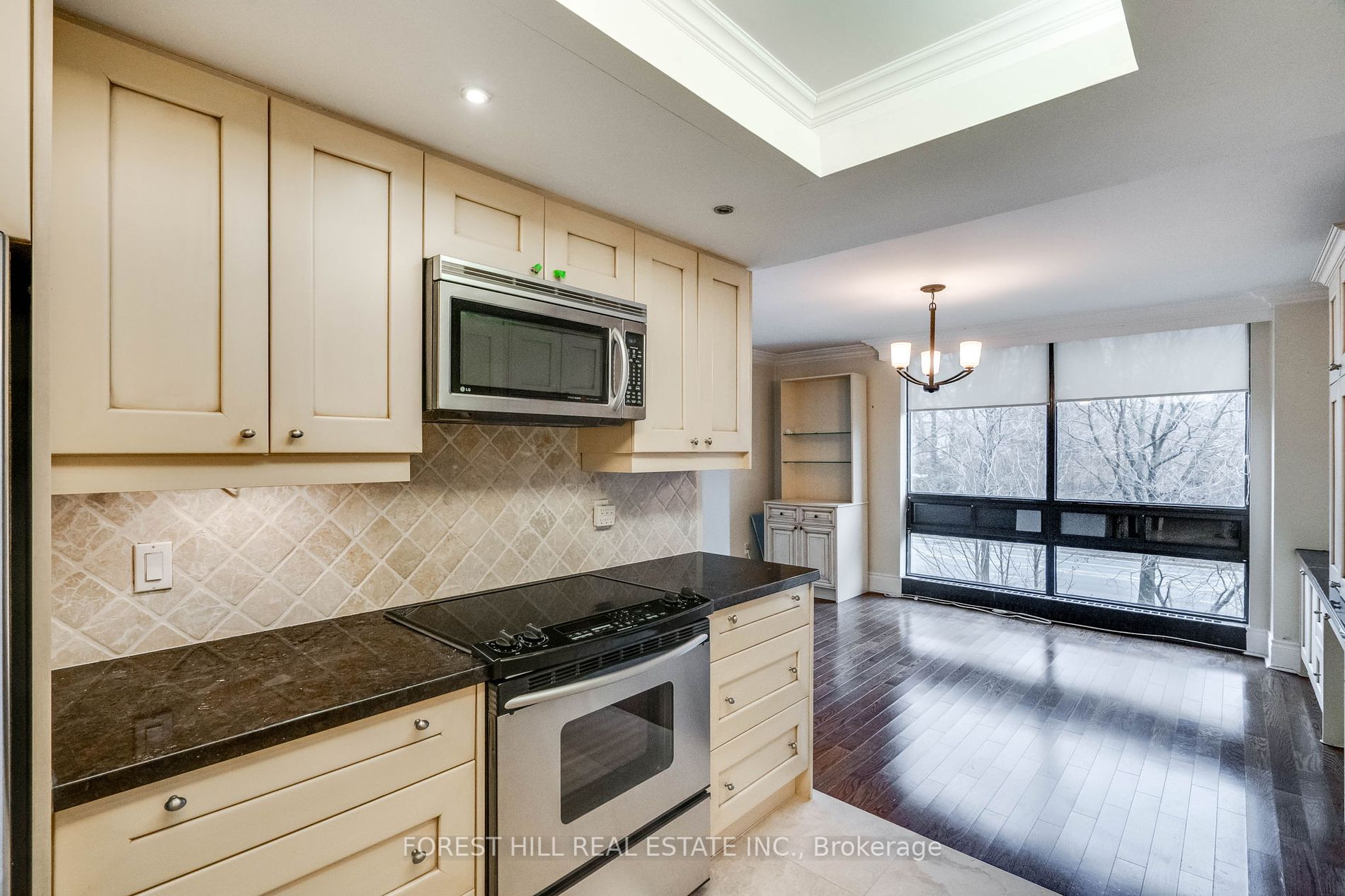 625 Avenue Rd, #302