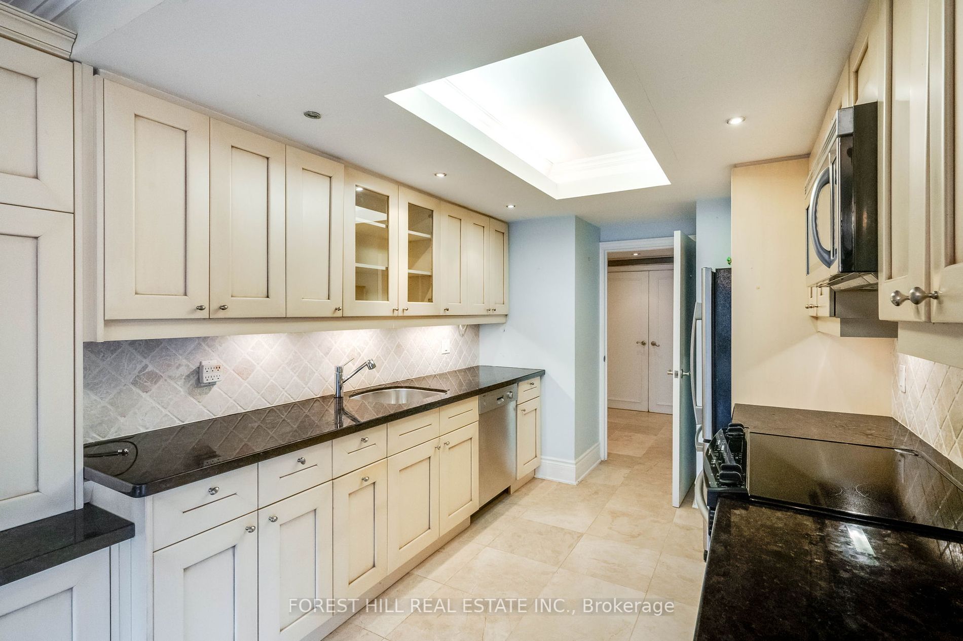 625 Avenue Rd, #302