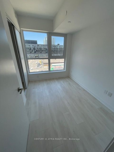 8 tippett Road #527
