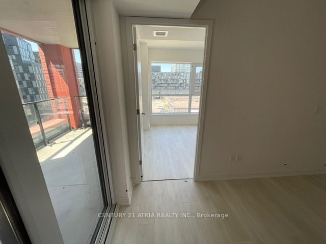 8 tippett Road #527