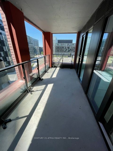 8 tippett Road #527