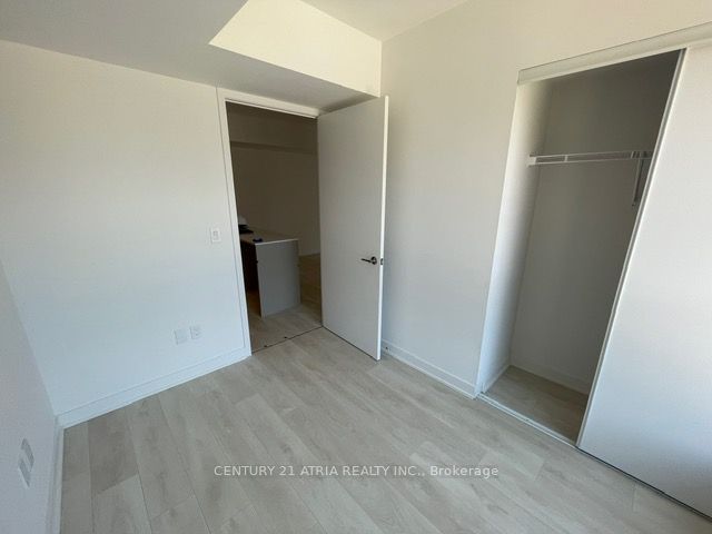 8 tippett Road #527