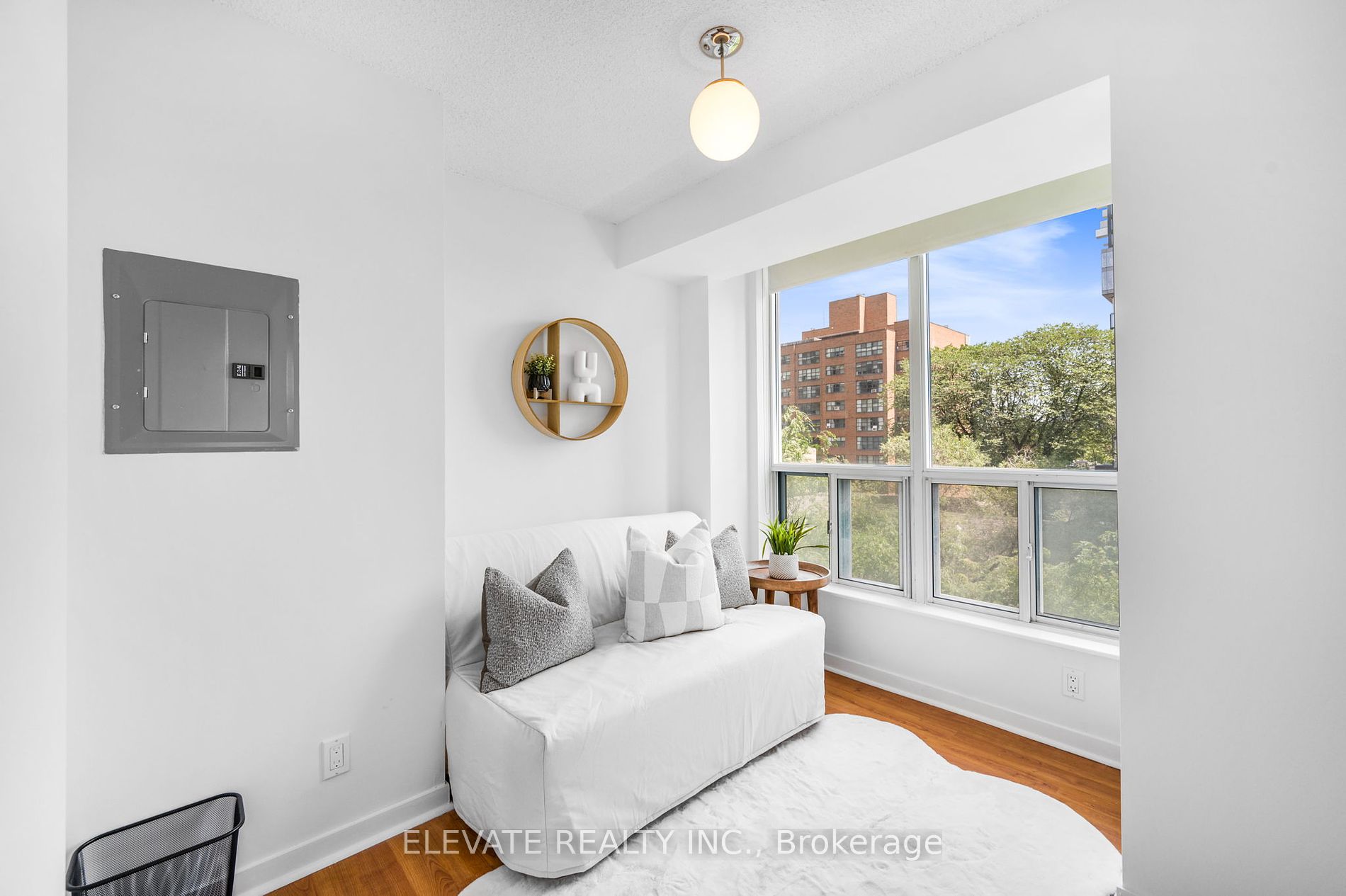 76 Shuter Street #606