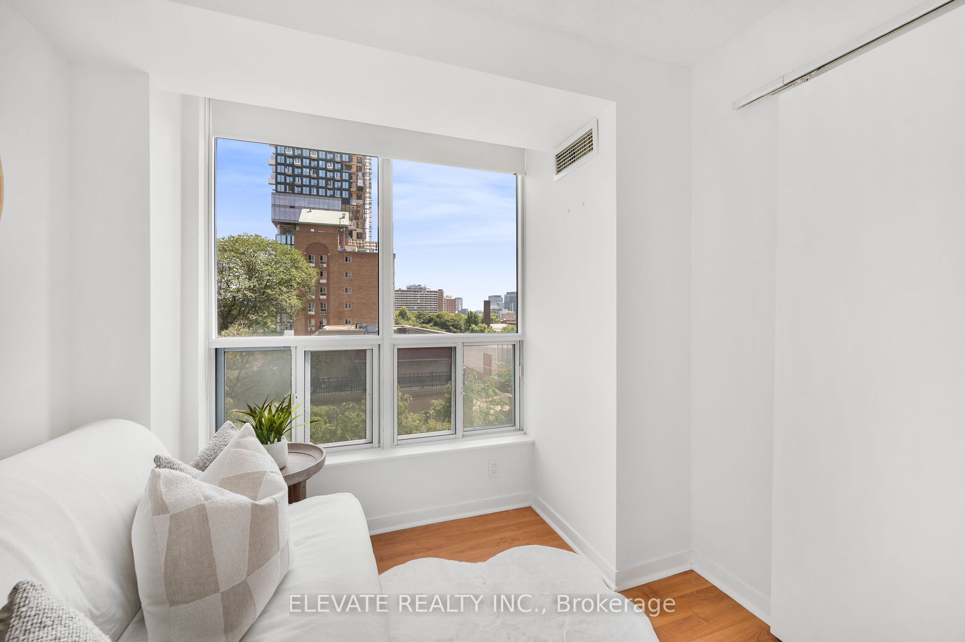 76 Shuter Street #606