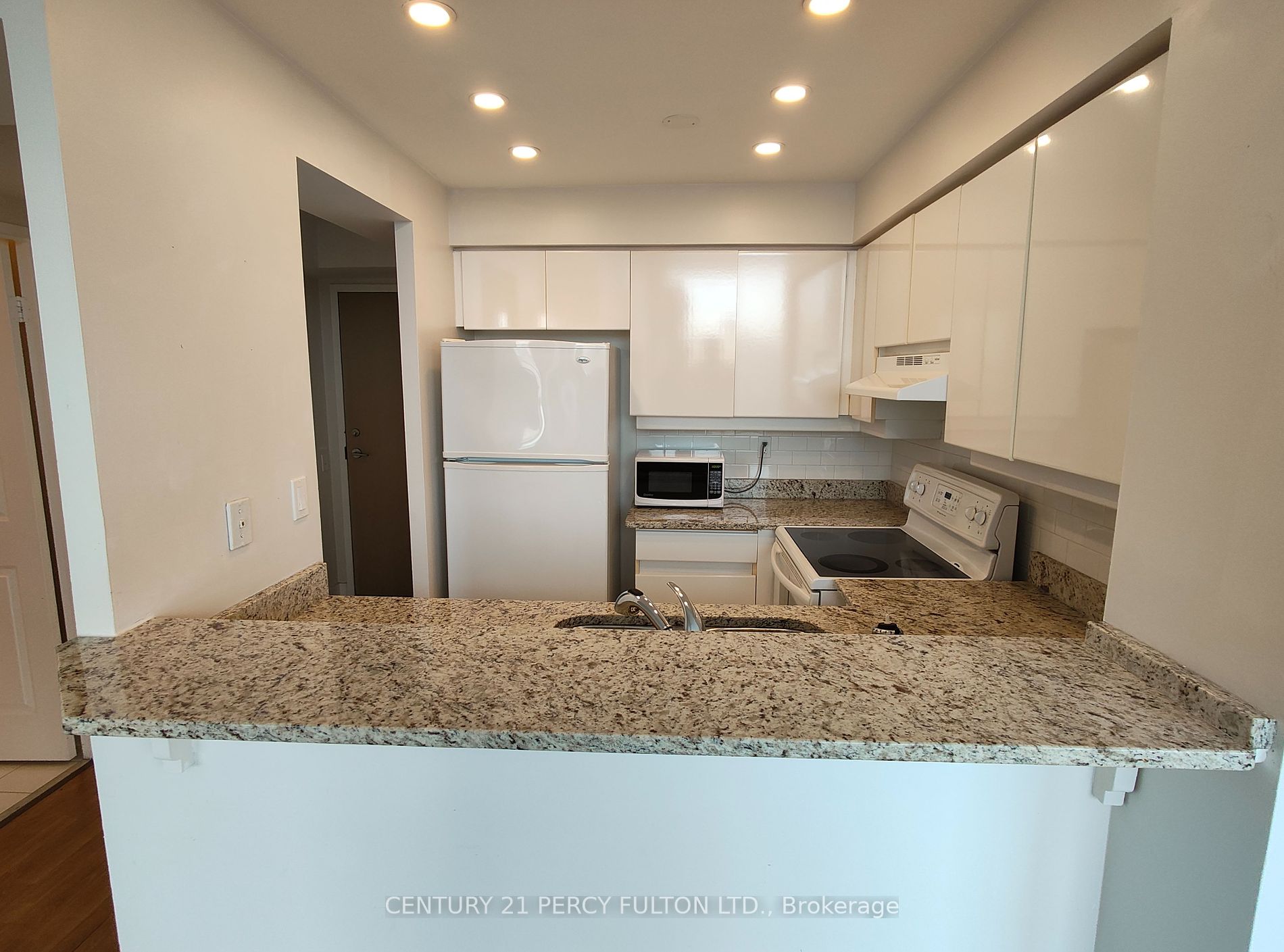 942 Yonge St, #Ph110