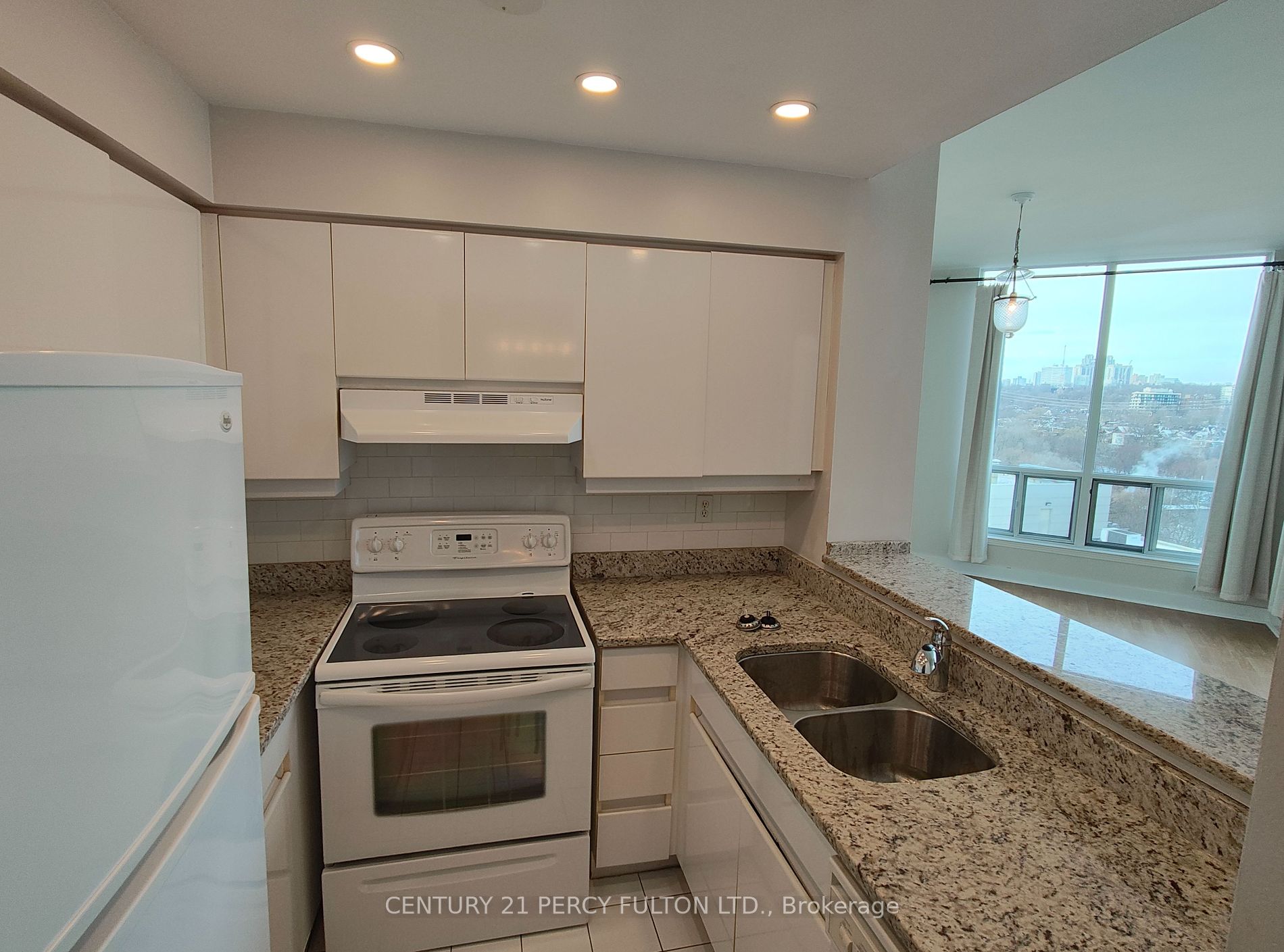 942 Yonge St, #Ph110