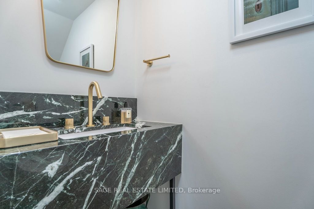 954 King St W, #325