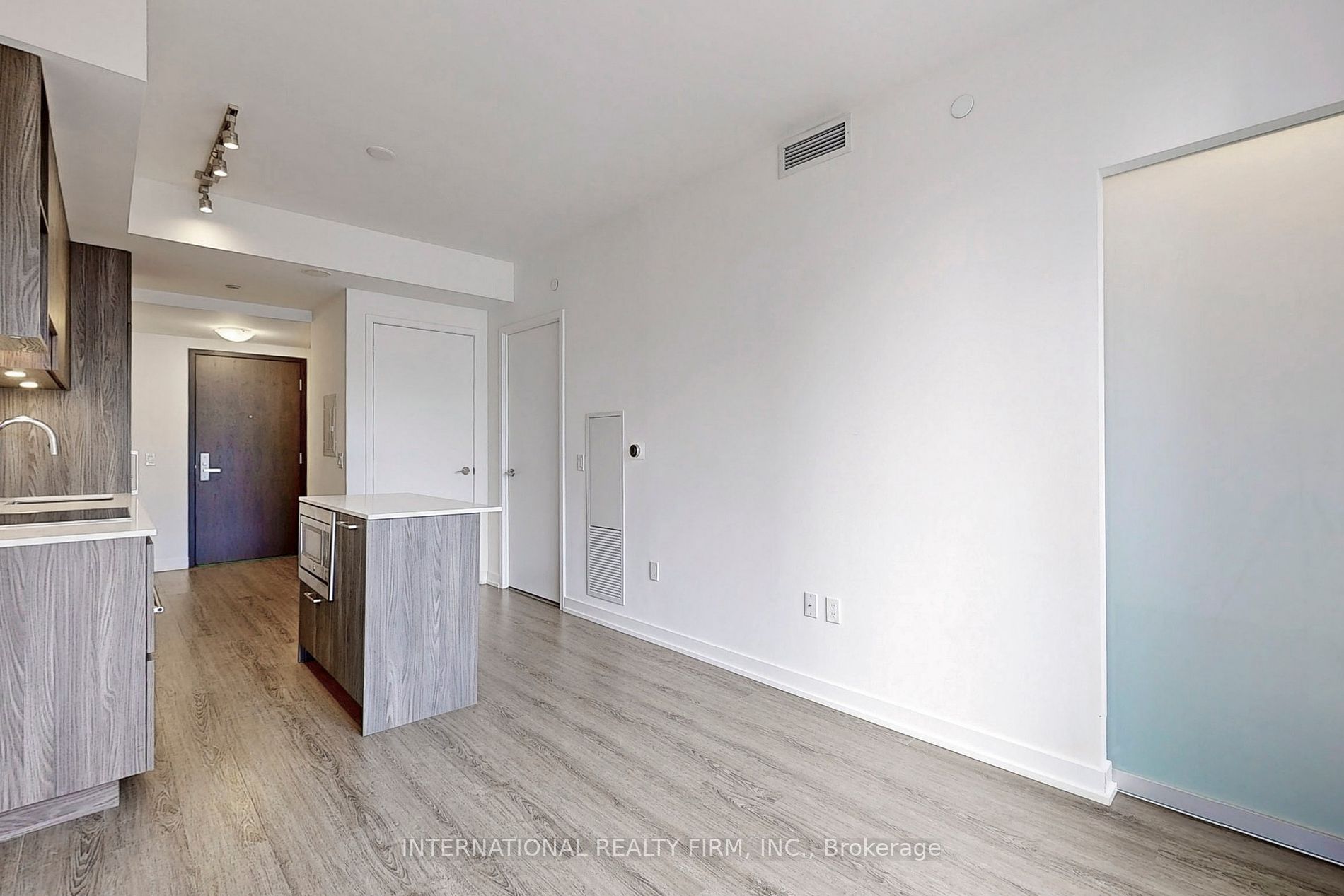 1 Yorkville Ave, #710