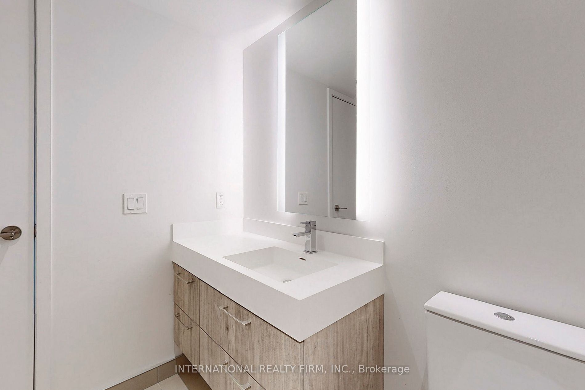 1 Yorkville Ave, #710