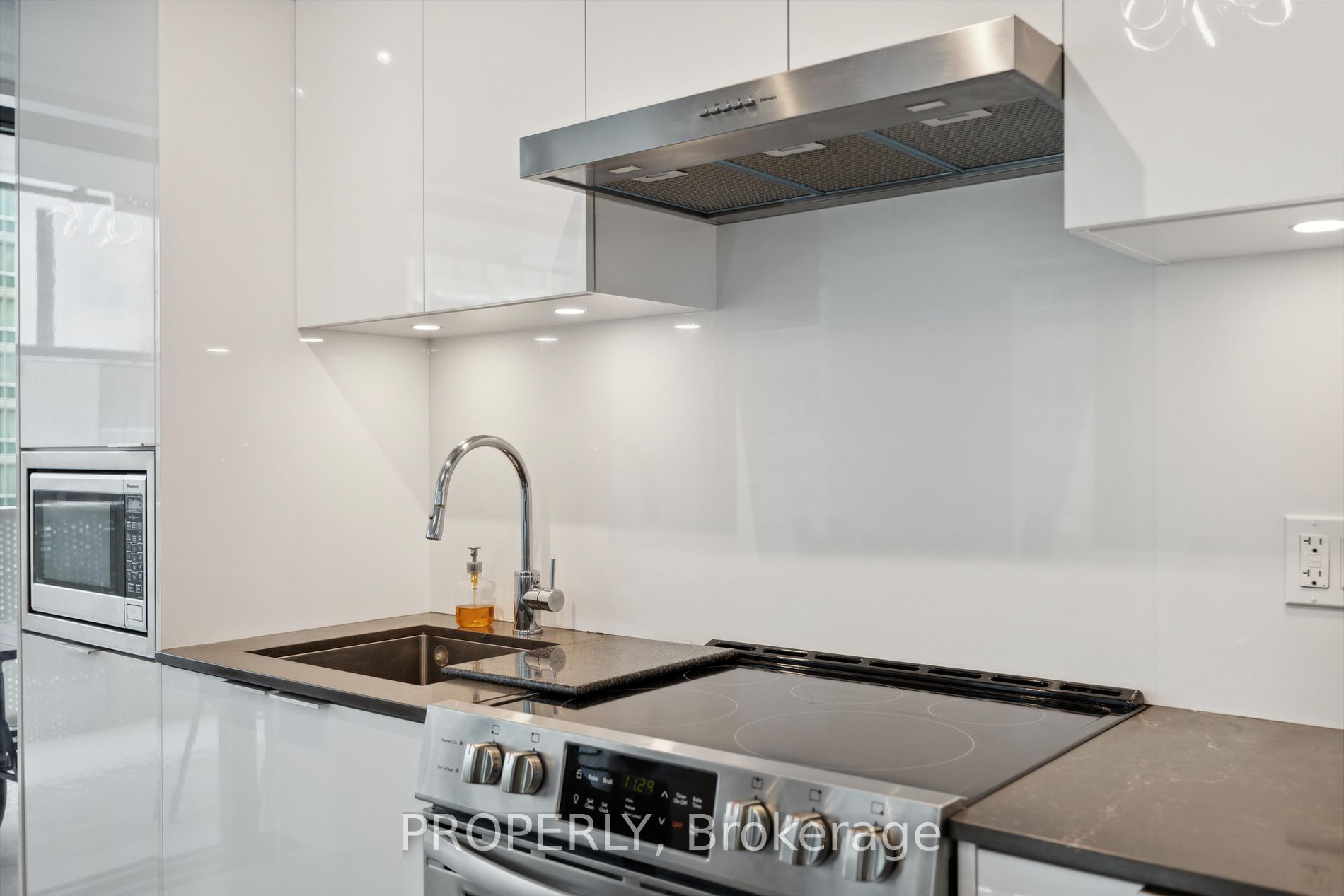 25 Richmond St E, #1105