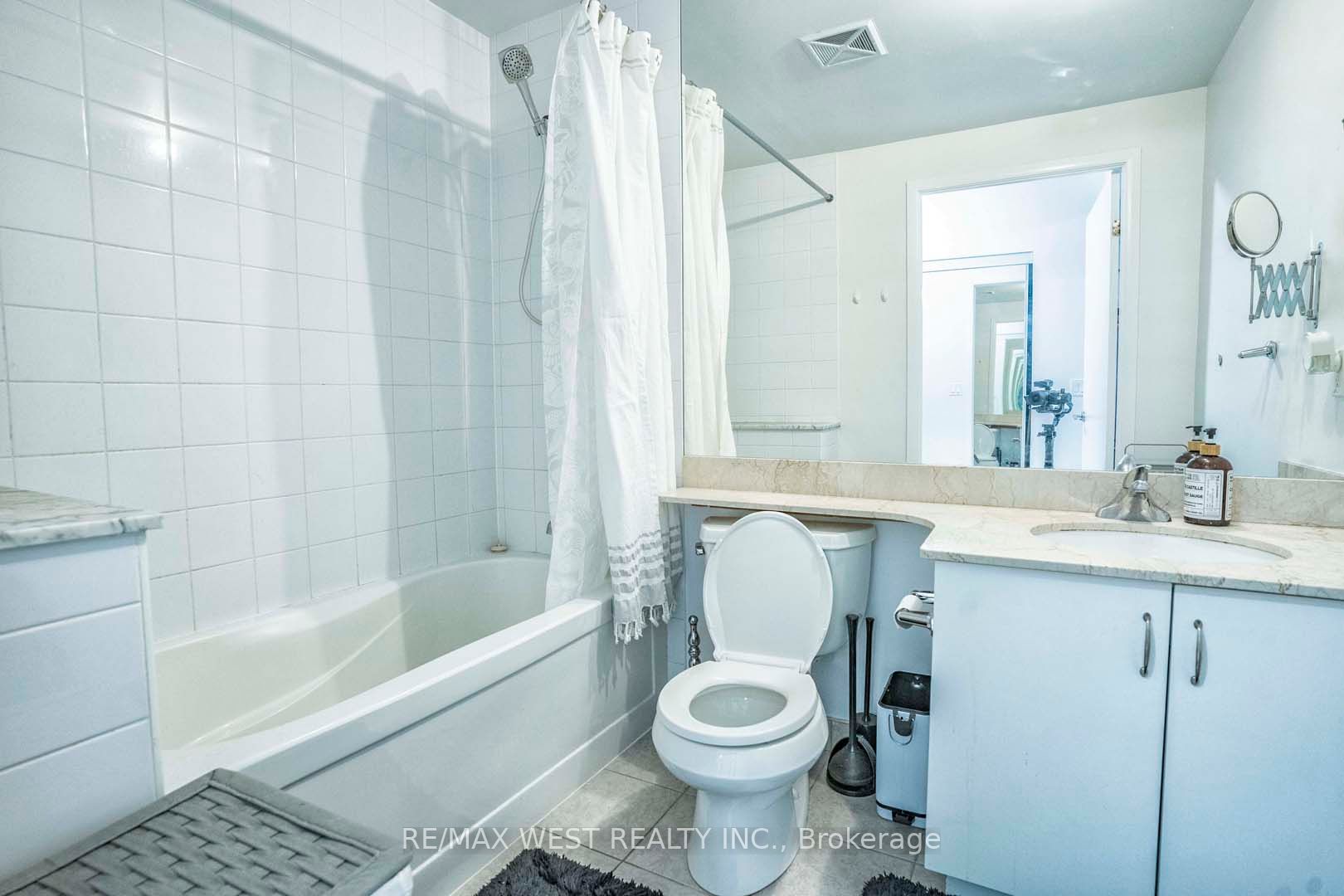 215 Fort York Blvd, #217