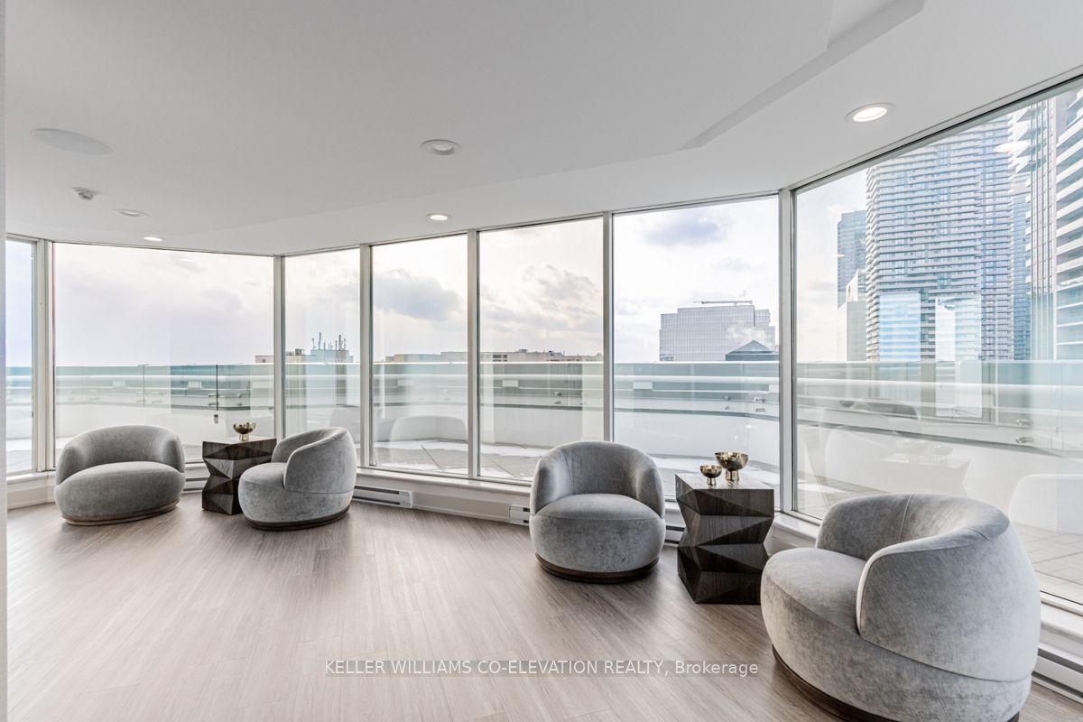 10 Yonge St, #1803