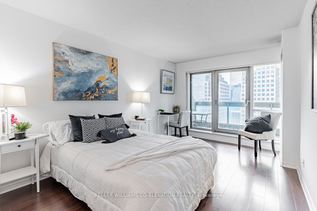 10 Yonge St, #1803