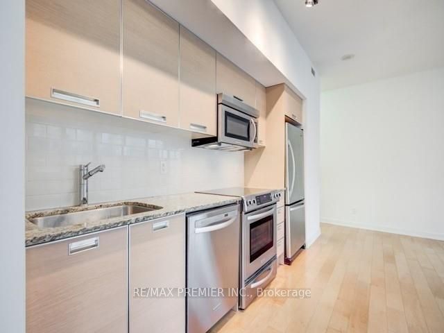 33 Charles Street E, #911