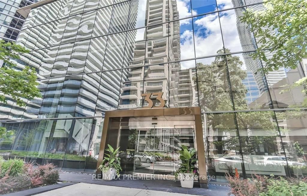33 Charles Street E, #911