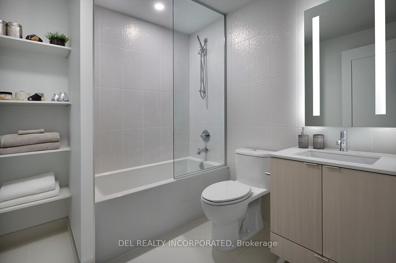 585 Bloor St E, #225