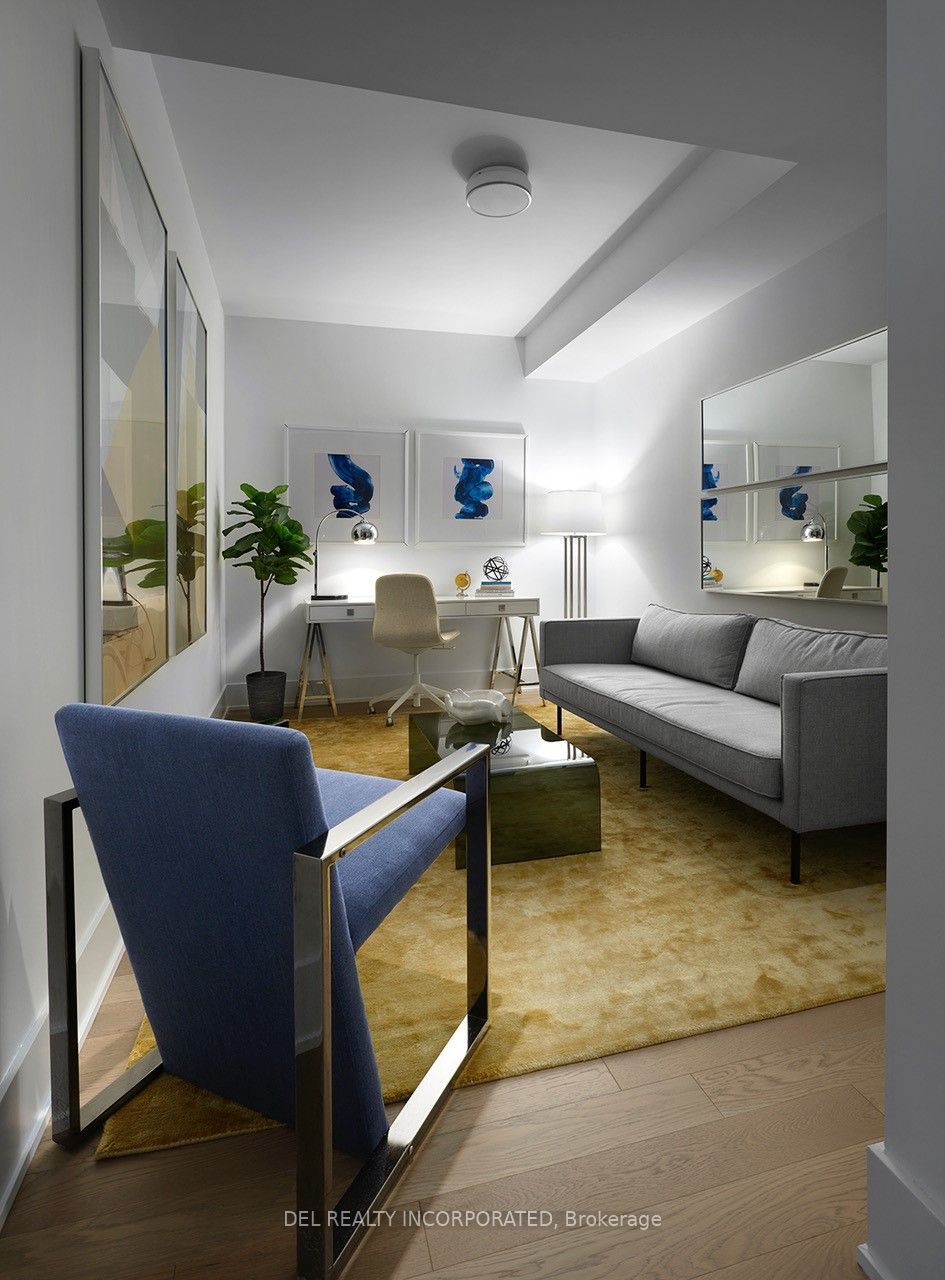 585 Bloor St E, #225